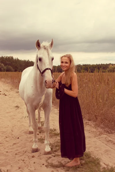 Красива молода жінка з конем — стокове фото