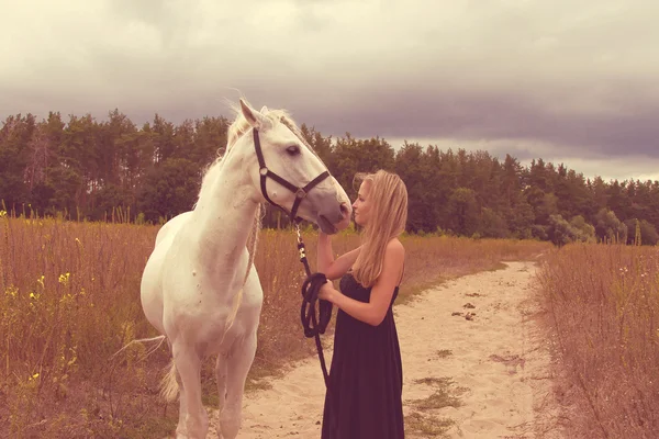 Όμορφη νεαρή γυναίκα με ένα άλογο — Φωτογραφία Αρχείου