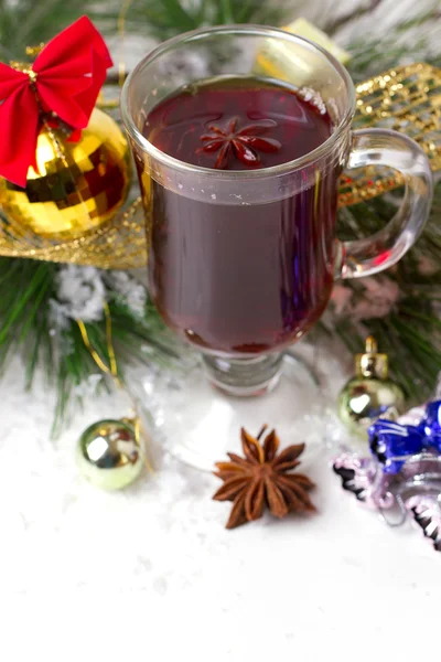 Tasse de Noël avec thé décoré — Photo