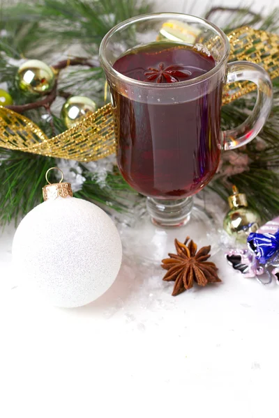 Taza de Navidad con té decorado —  Fotos de Stock