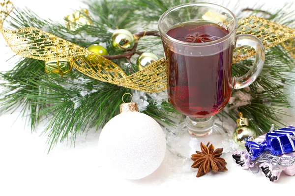 Tasse de Noël avec thé décoré — Photo