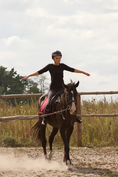 Fille équitation trains — Photo