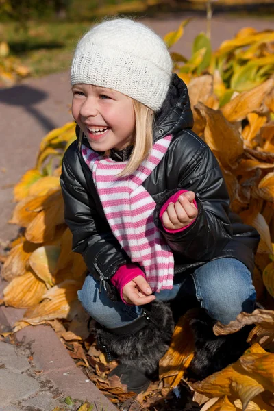 Linda chica en otoño Parque — Foto de Stock