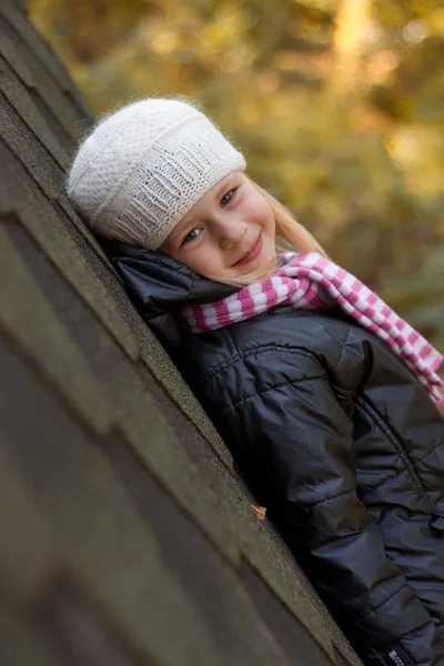 Mädchen auf dem Hintergrund einer alten Mauer — Stockfoto