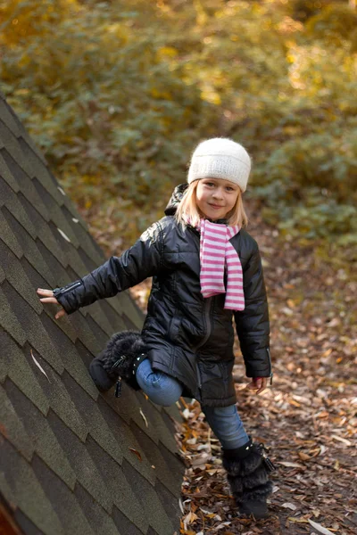 Mädchen auf dem Hintergrund einer alten Mauer — Stockfoto