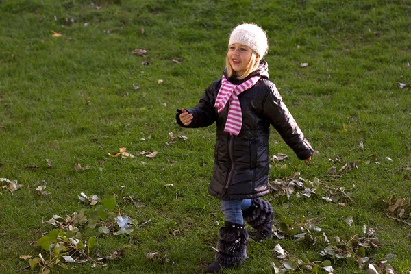 Маленька дівчинка ходить в осінню — стокове фото