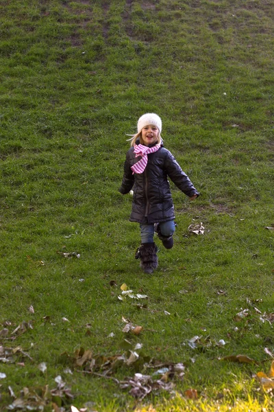 Маленька дівчинка ходить в осінню — стокове фото