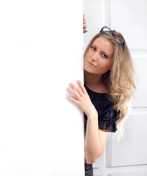 Beautiful woman holding a blank billboard — Stock Photo, Image