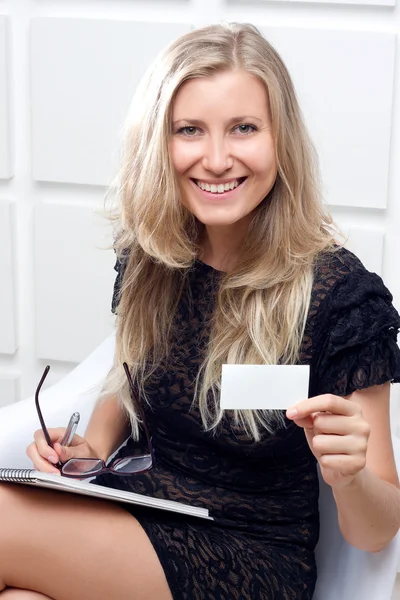 Woman giving blank business card — Stock Fotó