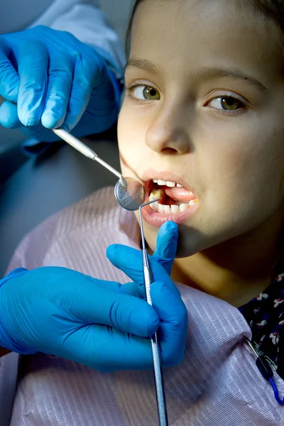 Menina no dentista. — Fotografia de Stock