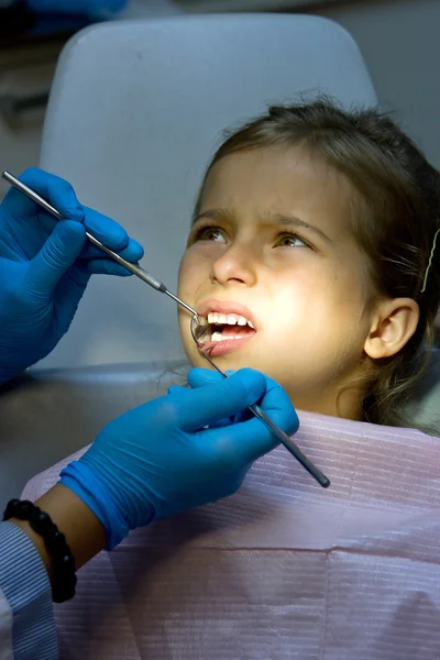 Menina no dentista. — Fotografia de Stock