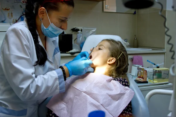 Girl at the dentist. — Stock Photo, Image