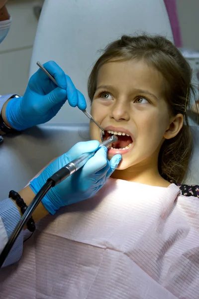 Dívka u zubaře. — Stock fotografie