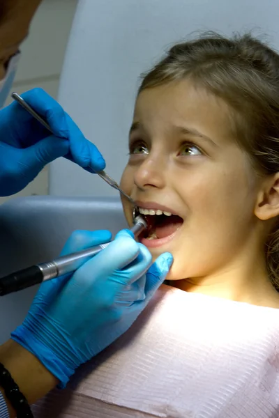 Chica en el dentista. —  Fotos de Stock