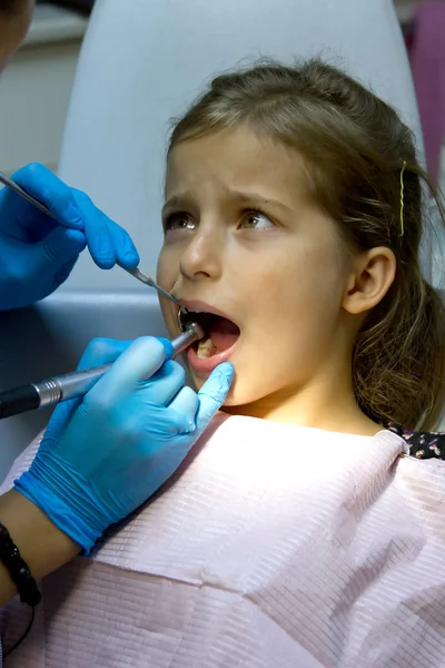 Девушка у дантиста. — стоковое фото