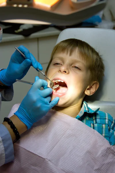 Niño pequeño con un médico en cirugía dental —  Fotos de Stock