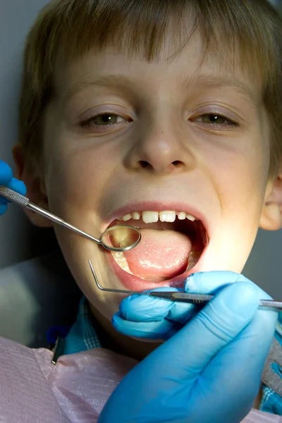 Маленький мальчик с врачом в стоматологической хирургии — стоковое фото