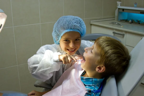 Děti hrají lékařem u zubaře — Stock fotografie