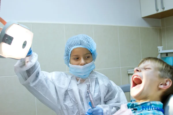 Para dzieciaków grających lekarza u dentysty — Zdjęcie stockowe