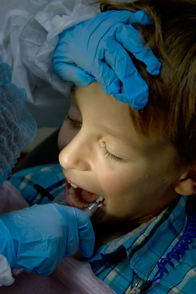 Paar Kinder spielen Arzt beim Zahnarzt — Stockfoto