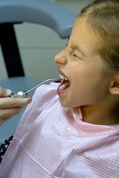 Child plays in a dentist — Stock Photo, Image