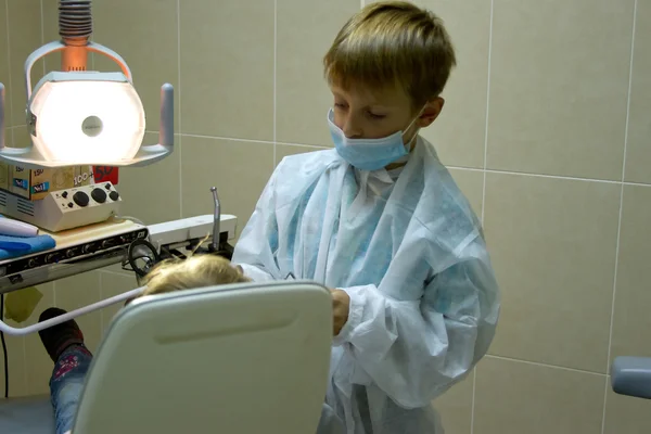 Пара детей, играющих в доктора у дантиста — стоковое фото