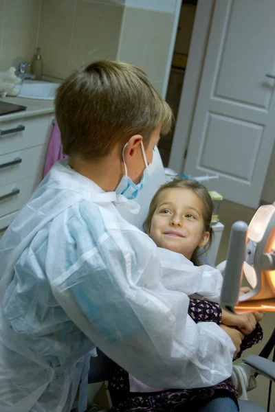 Casal de crianças brincando de médico no dentista — Fotografia de Stock