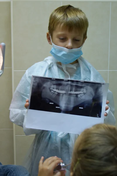 Criança brinca em um dentista — Fotografia de Stock