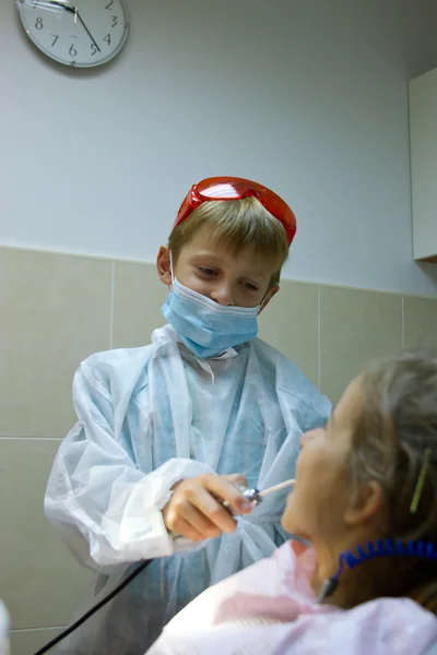 Δυο παιδιά που παίζουν γιατρός στον οδοντίατρο — Φωτογραφία Αρχείου