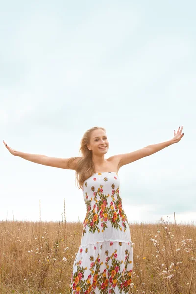 Young woman withfield — Stock Photo, Image