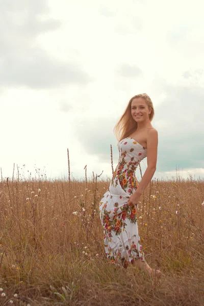 Молодая женщина с полем — стоковое фото