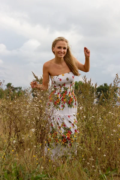 Young woman withfield — Stock Photo, Image