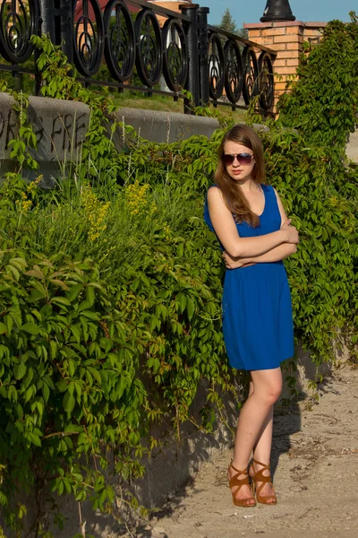 파란 드레스 공원에서 소녀 — 스톡 사진
