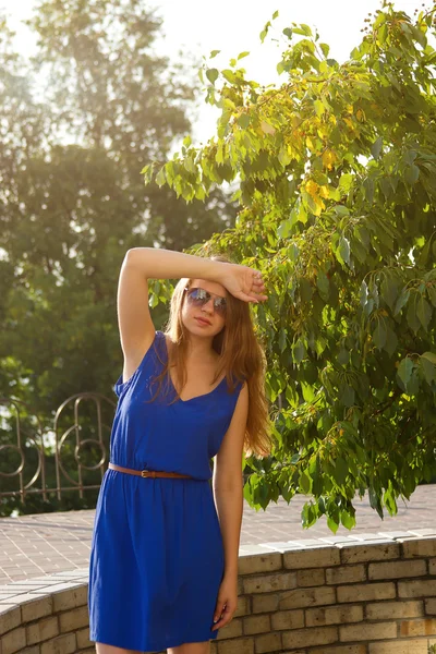 Menina em um vestido azul o parque — Fotografia de Stock