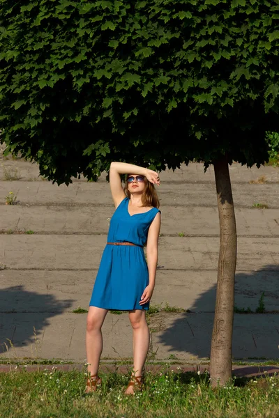 Menina em um vestido azul o parque — Fotografia de Stock