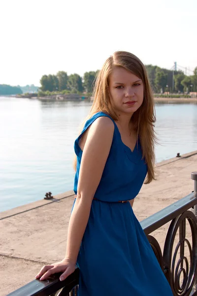 Ragazza sullo sfondo del fiume — Foto Stock