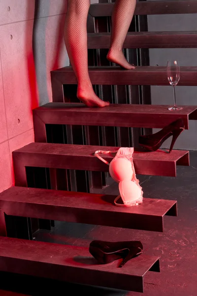 Mujer subiendo las escaleras en casa —  Fotos de Stock