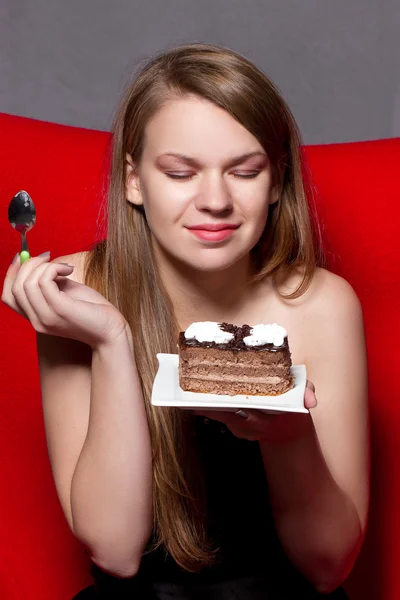 Menina come bolo de chocolate — Fotografia de Stock