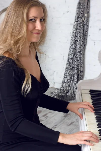 Hermosa chica jugando piano —  Fotos de Stock