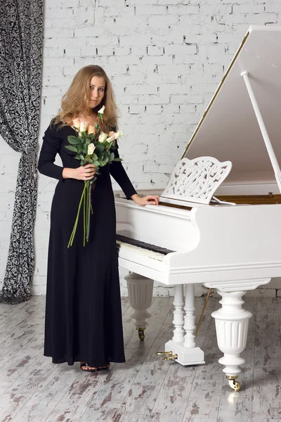 Belle jeune femme jouant du piano — Photo