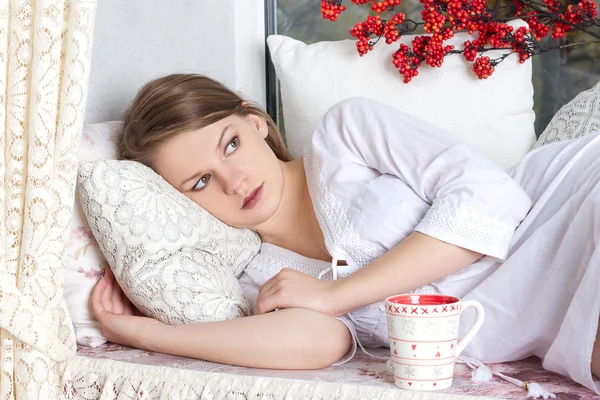 Mulher loira acordando com xícara de café no quarto — Fotografia de Stock