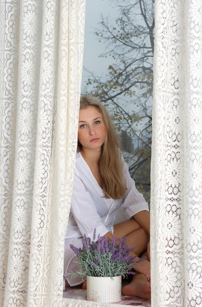 Mujer disfrutando de su mañana cerca de ventana —  Fotos de Stock