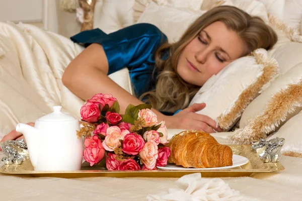 Ochtend koffie of thee in bed — Stockfoto