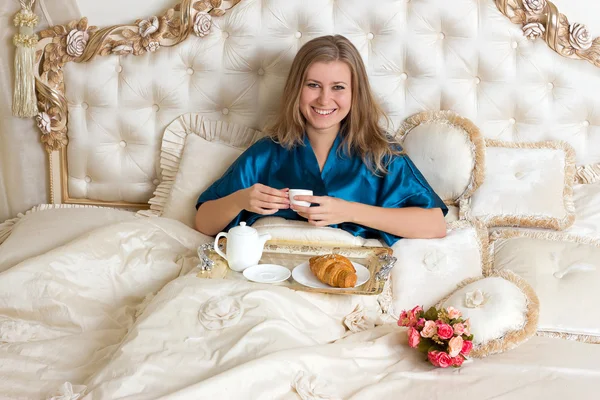 Kaffee oder Tee am Morgen im Bett — Stockfoto