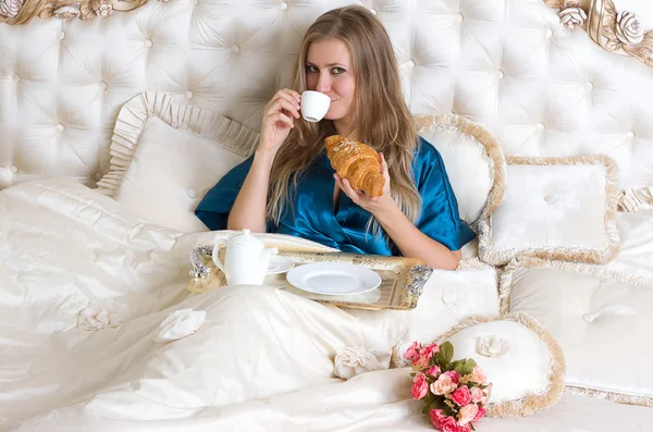 Morgonkaffe eller te i sängen — Stockfoto