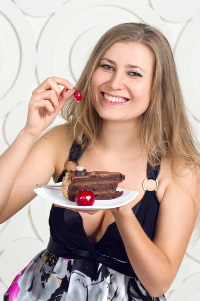 Mladá žena se těší dort — Stock fotografie