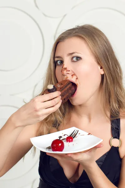Dívku jíst dort s rukama — Stock fotografie