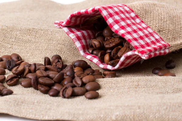 Kaffebönor i säck — Stockfoto