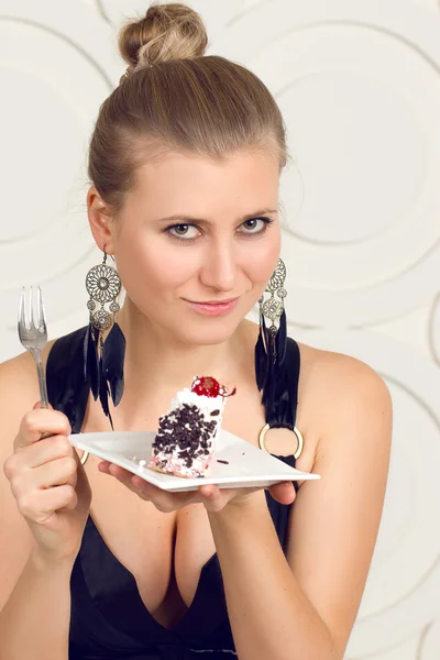 Mladá žena jíst čokoládový dort — Stock fotografie