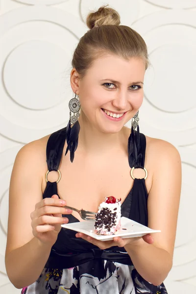 Jovem mulher comer bolo de chocolate — Fotografia de Stock